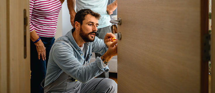 locksmith fixing door lock.