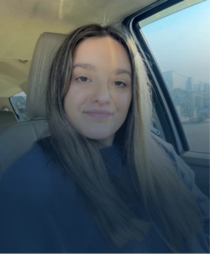 Penn Foster vet tech student, Madison, in car taking selfie. 